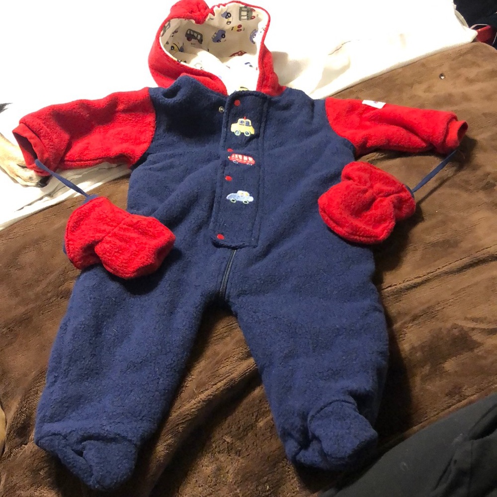 Snow Suit w/mittens 6/9 Months